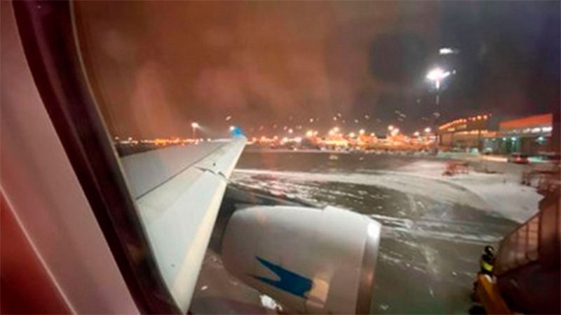 El temporal de nieve ocasionó congestión en el tráfico del aeropuerto.