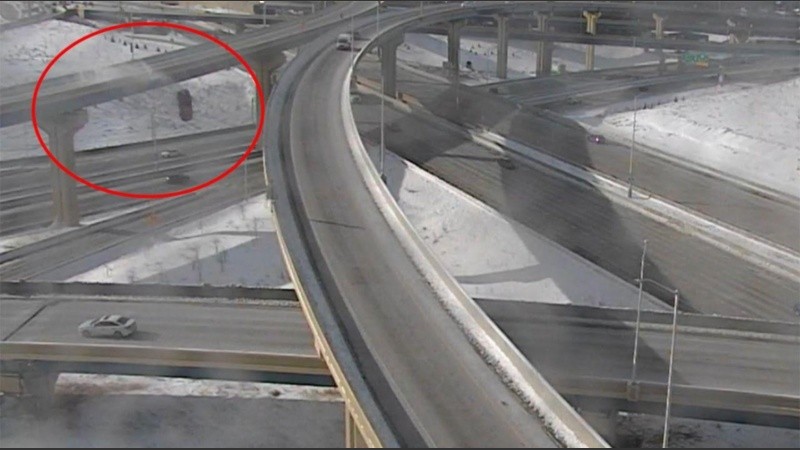 En 2016, un ciudadano de Milwaukee falleció cuando le cayó una camioneta encima de su techo mientras pasaba por un cruce de autopistas muy similar.