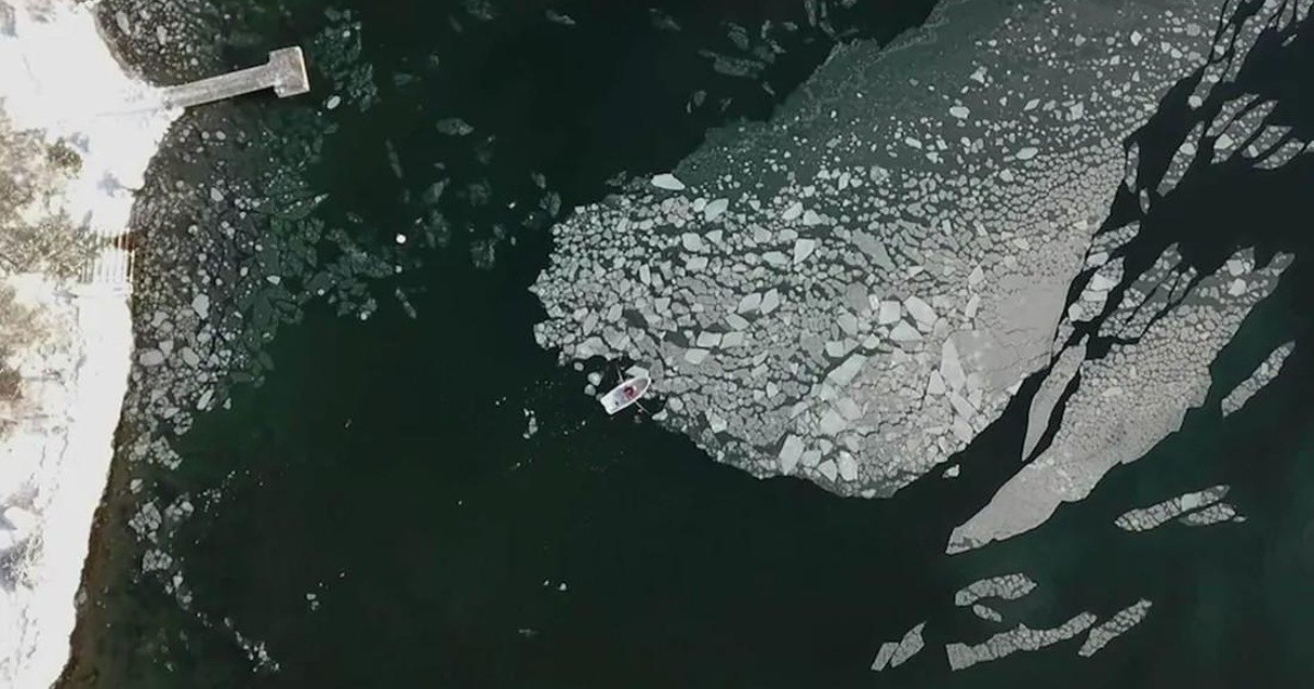 VIDEO: Movió un gran témpano de hielo con su bote de remos