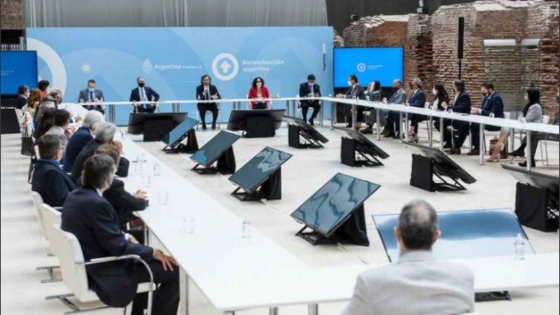Una imagen panorámica de la reunión entre el gobierno y los empresarios que se lleva a cabo en la Casa Rosada.