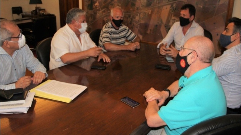 Leonardo Raimundo, Carlos De Grandis y Amaro González, junto a sus asesores técnicos.