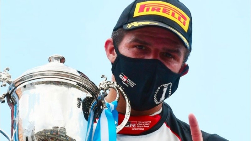 Rossi con el trofeo de campeón, una vez más en su carrera.