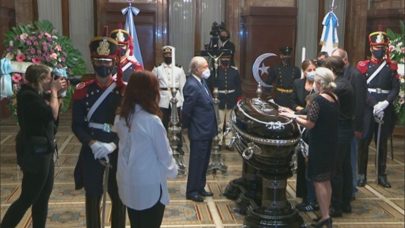 La vicepresidenta Cristina Kirchner y familiares, entre los primeros en despedirlo.