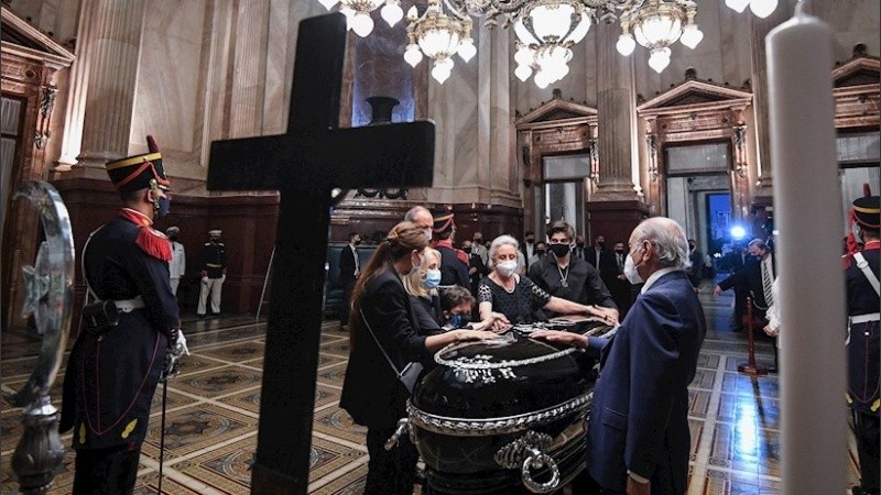 Una ceremonia íntima y sin prensa: sólo imágenes oficiales del Senado.