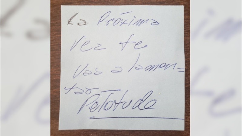 La nota que encontró la mujer al volver a su auto en Brown entre Alvear y Santiago.