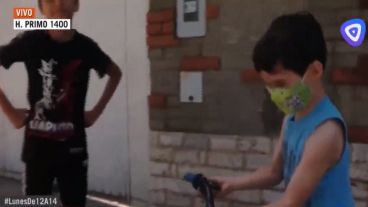 Valentino le regala su bici a Marianito.