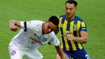 Rinaudo marca. Central estrena camiseta.