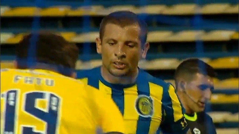 Tenso cruce entre el volante y el referí.