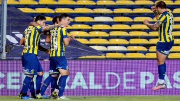 Vecchio salta para sumarse al abrazo del primer gol de la Academia.