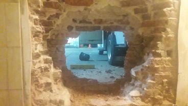 El boquete hecho por el grupo de ladrones.