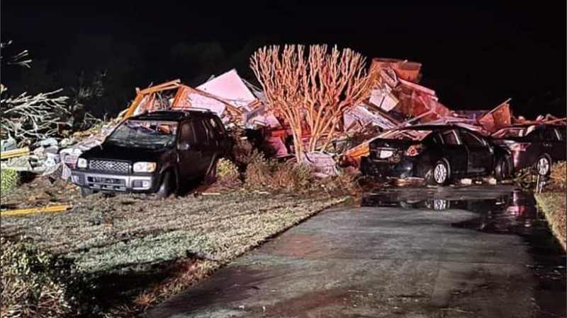 El tornado también dejó árboles derribados, casas aplastadas y automóviles destrozados.      