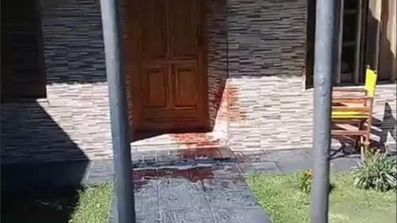 El frente de la vivienda, con mucha sangre de la víctima.