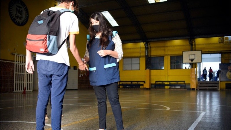 Así fue el retorno de muchos chicos y chicas a las aulas este miércoles. 