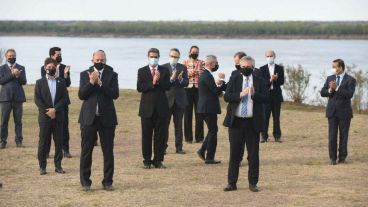 El gobernador Perotti aplaudiendo en primera fila anuncios del presidente por la Hidrovía