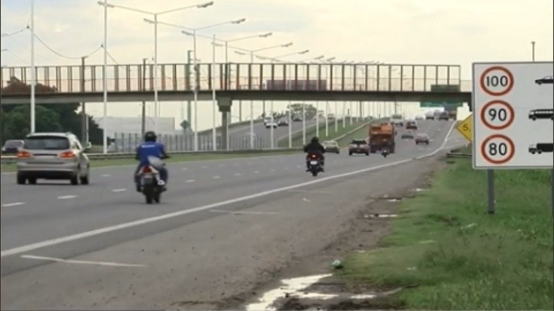 La máxima para colectivos es 90 km/h y 80 para camiones.