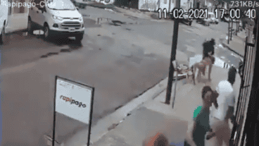 La mujer fue asaltada mientras hacía la cola para pagar en un Rapipago.