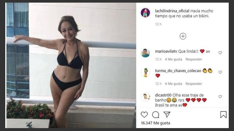 María Antonieta se dejó ver en bikini negro y disfrutando del cálido clima.