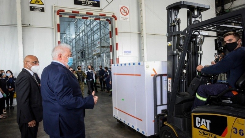 Las dosis de la vacuna fabricada en India llegaron al país en la madrugada del miércoles. 