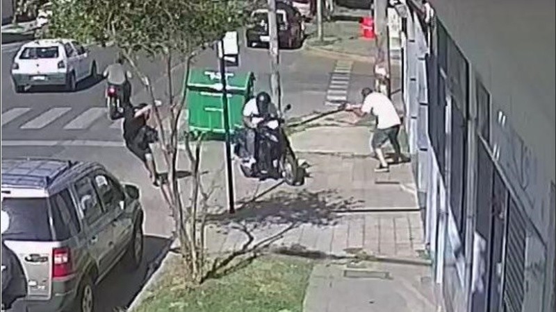 El hecho quedó filmado y Fiscalía investiga si fue legítima defensa.