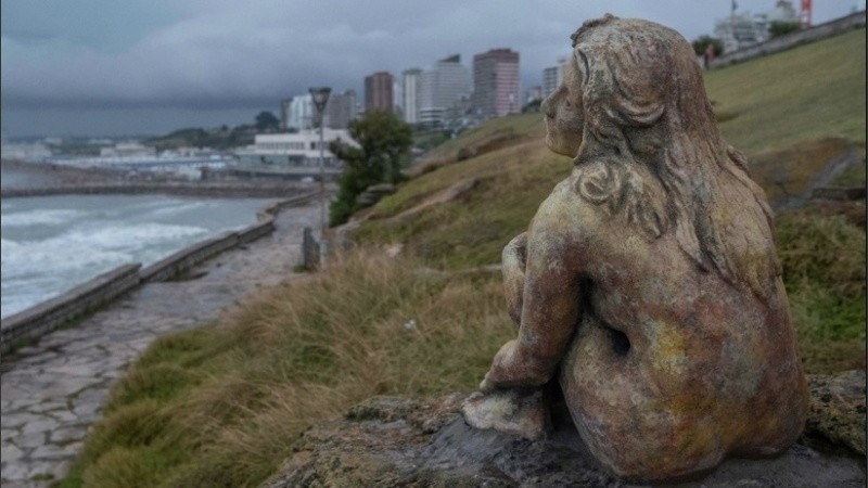 Por el momento, no encontraron al artista de la escultura.