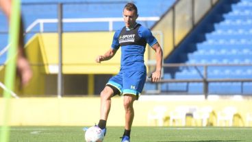 El delantero canalla ocupará un lugar en el banco de suplentes ante River.