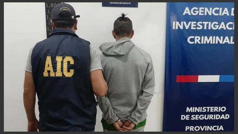 En uno de los operativos secuestraron teléfonos celulares, una pistola calibre 22  y una escopeta doble caño oxidada sin numeración.