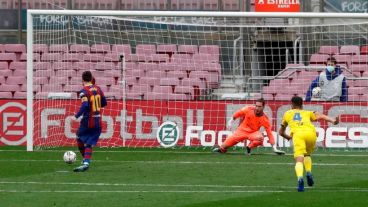 Messi abrió el marcador con un gol de penal.