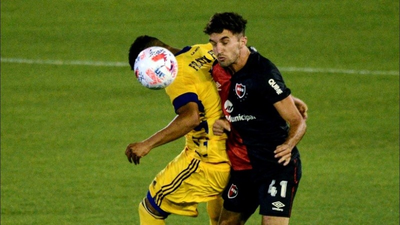 Manuel Llano salta con Frank Fabra. La Lepra sufrió por la banda derecha en el primer tiempo.