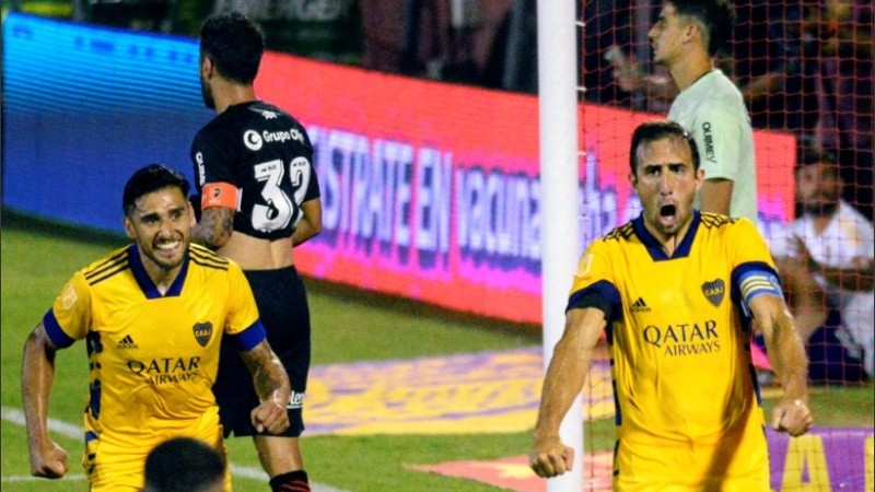 Izquierdoz y Salvio celebran ante el lamento de Scocco y Aguerre.