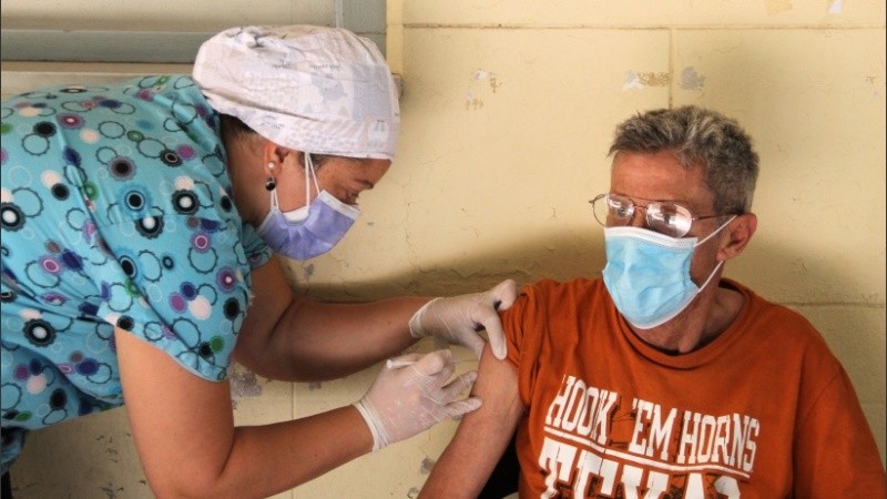 Las imágenes de esta primera jornada de vacunación en geriátricos de Rosario