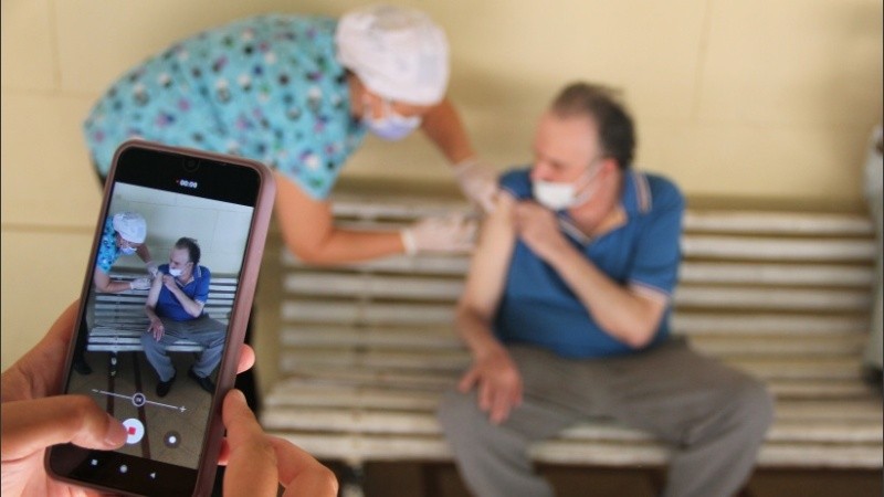 Las imágenes de esta primera jornada de vacunación en geriátricos de Rosario