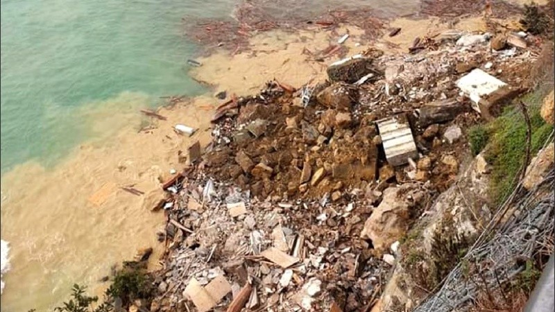Una vista desde arriba del acantilado tras el desmoronamiento.