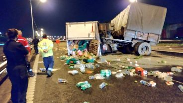 El camión volcado y la mercadería tirada sobre la autopista