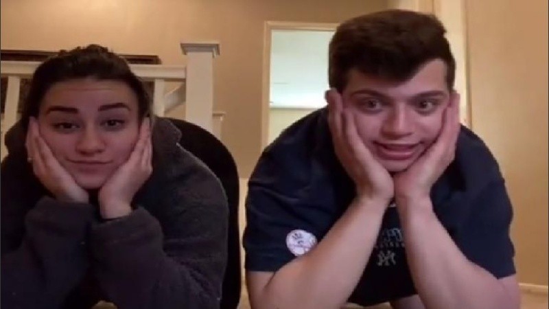 La idea es separar luego uno a uno cada brazo y ponerlos detrás de la espalda, pero manteniendo la posición inicial del tronco, sin caerse.