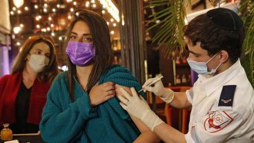 En Israel al menos el 75% de la población ya tuvo la primera dosis.