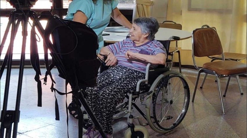 Hilda, con 86 años recibió la primera dosis en el Hogar Español.