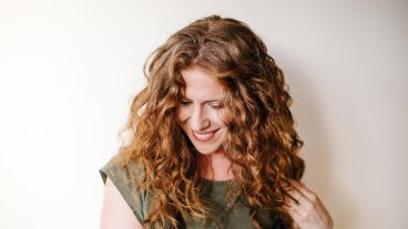 Siete opciones para desdramatizar cómo lucir el cabello ondulado