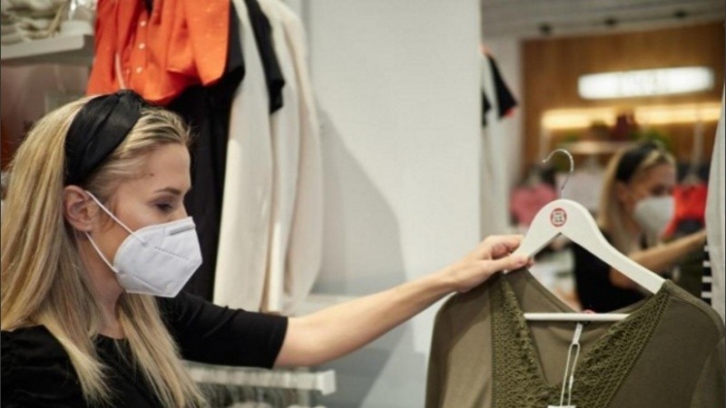 El mayor riesgo lo planteó el poliester, material en el cual el virus persiste incluso después de 72 horas.