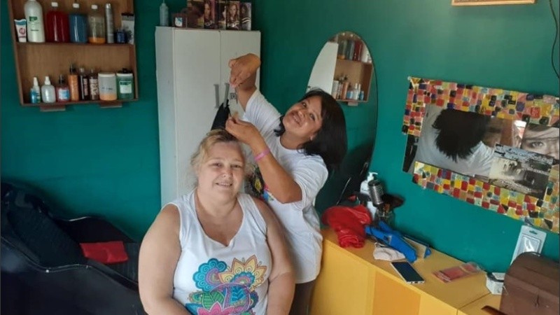 La felicidad de Judith trabajando en su peluquería de la zona noroeste de Rosario. 
