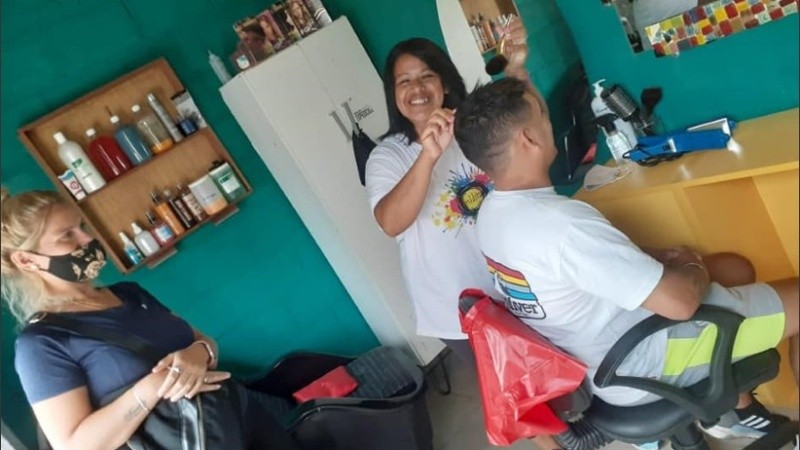 La felicidad de Judith trabajando en su peluquería de la zona noroeste de Rosario. 
