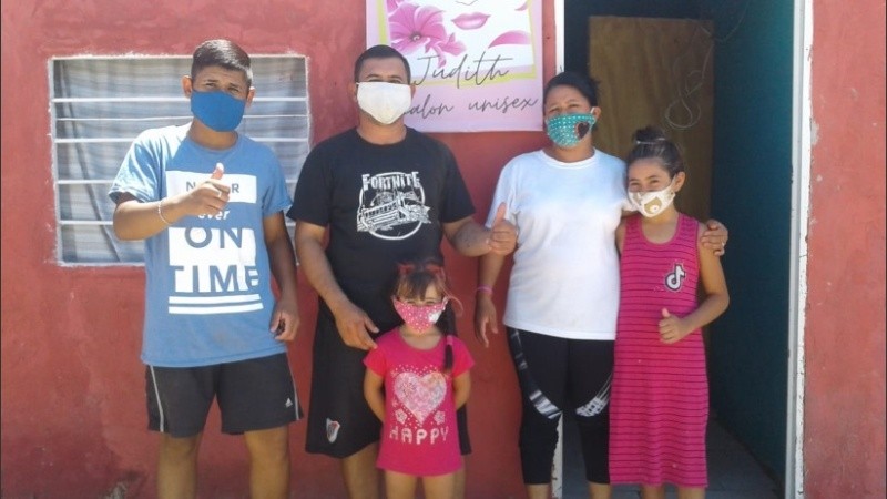 Judith y su pareja Juan con sus tres hijos