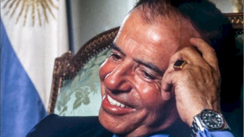 Menem solía lucir el anillo en el anular de la mano izquierda.