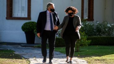 Carla Vizzotti y Alberto Fernández coordinaron este nuevo método normativo para recibir las vacunas.