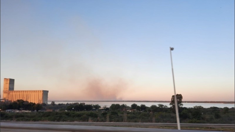 Las quemas desde la zona del puerto rosarino.