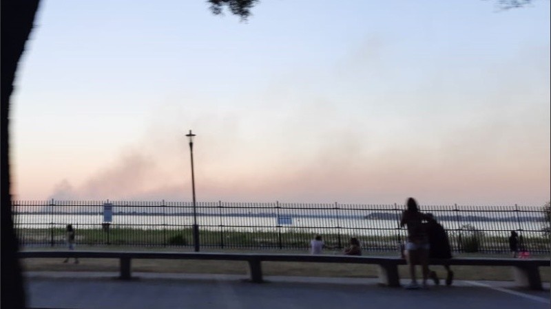 Las quemas desde la costa de Rosario.