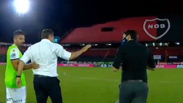 Los entrenadores de Newells's y Talleres se cruzaron en una fuerte discusión al terminar el partido.