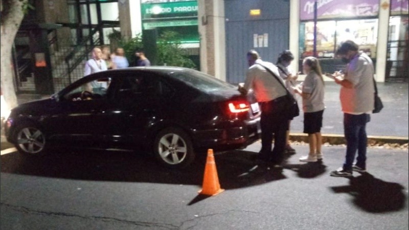 El auto secuestrado anoche en Oroño y Jujuy.
