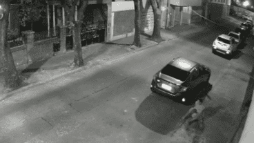 El momento en el que el delincuente caer al piso y se lesiona.