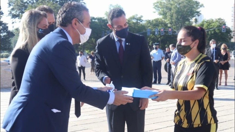 Pablo Javkin, Agustín Rossi, Roberto Sukerman, y María Eugenia Schmuk haciendo entrega de banderas.