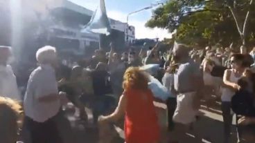 Primero hubo gritos e insultos cruzados.